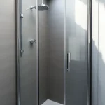 Elegante duschkabine 80x80 eckeinstieg in stilvollem Badezimmer mit Glasabtrennung.